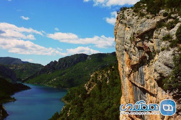 دره ای زیبا در کاتالان اسپانیا ، نواره فیروزه ای رنگ